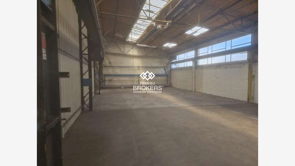 A louer entrepôt 3896m² zone commerciale de Meaux