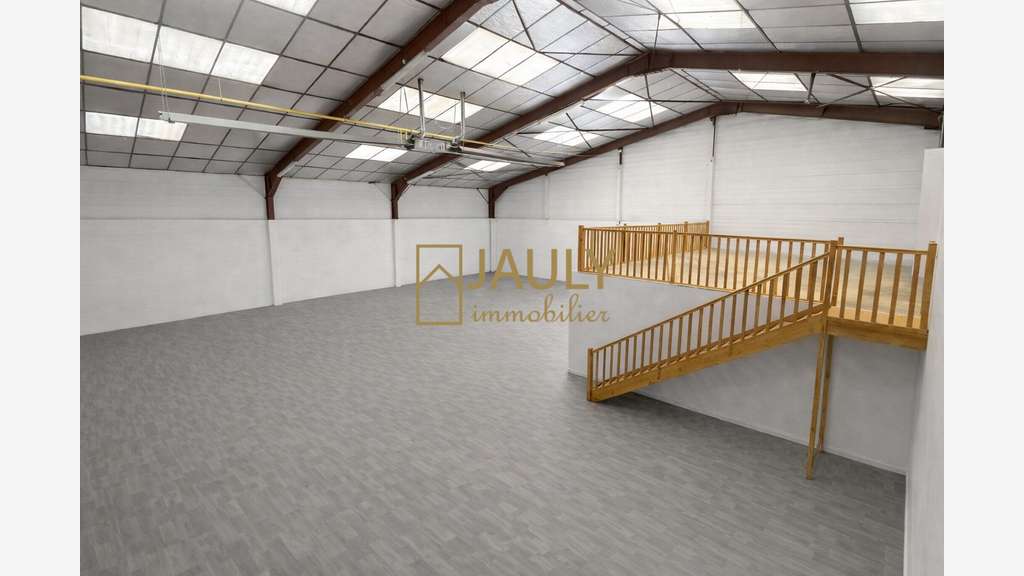 A louer local de 310m² sur 450m² en za ZFU à Meaux