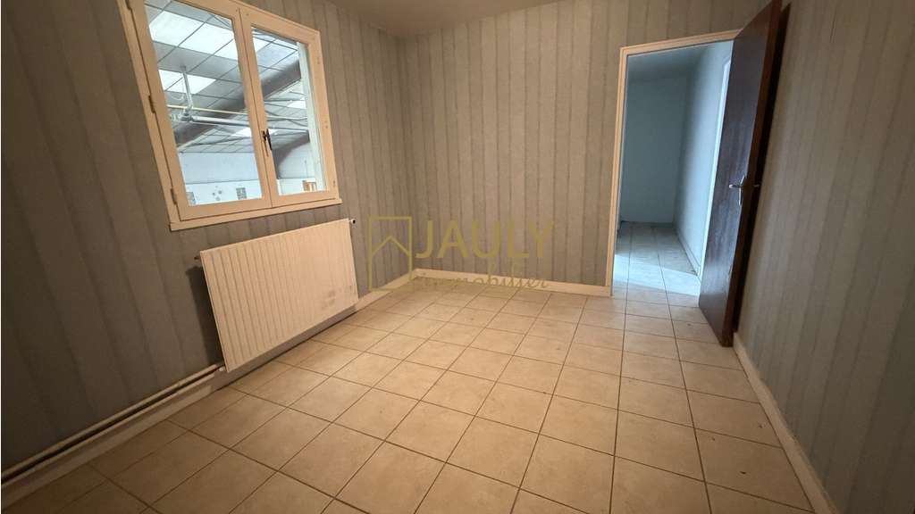 A louer local de 310m² sur 450m² en za ZFU à Meaux