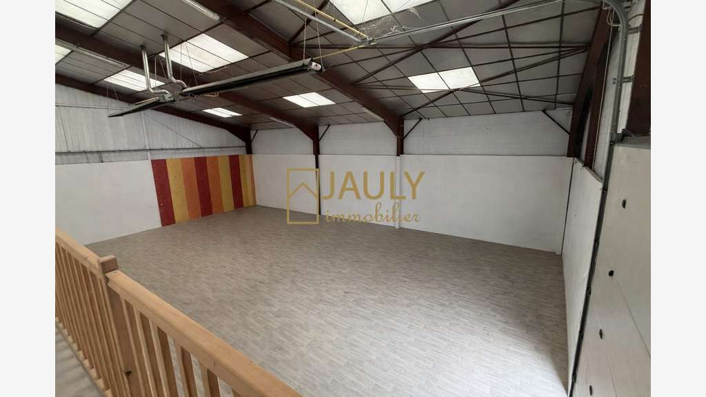 A louer local de 310m² sur 450m² en za ZFU à Meaux