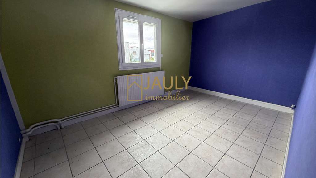 A louer local de 310m² sur 450m² en za ZFU à Meaux