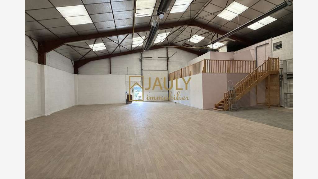 A louer local de 310m² sur 450m² en za ZFU à Meaux