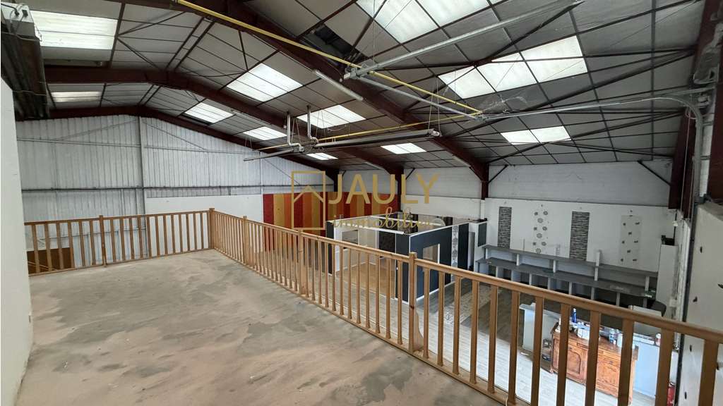 A louer local de 310m² sur 450m² en za ZFU à Meaux