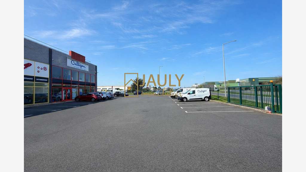 Loue local d'activité 395m² forte visibilité Meaux