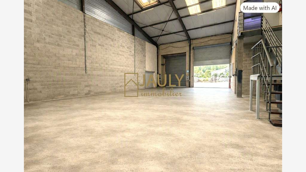 Entrepot + logement F8 + terrain 900 m²