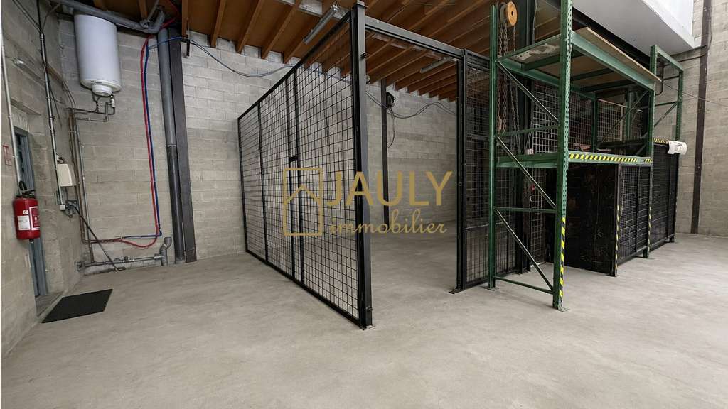 Entrepot + logement F8 + terrain 900 m²