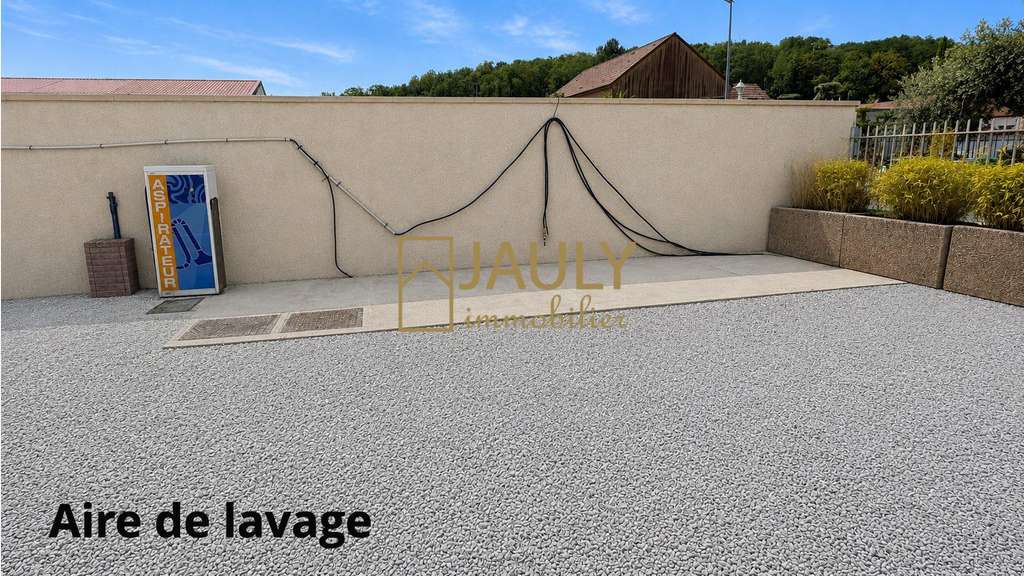Entrepot + logement F8 + terrain 900 m²