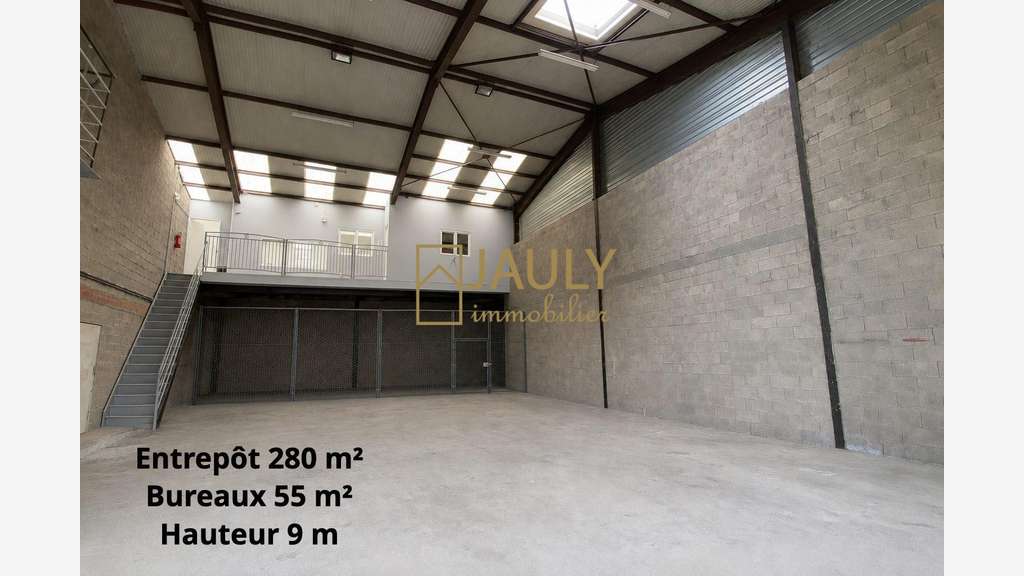 Entrepot + logement F8 + terrain 900 m²
