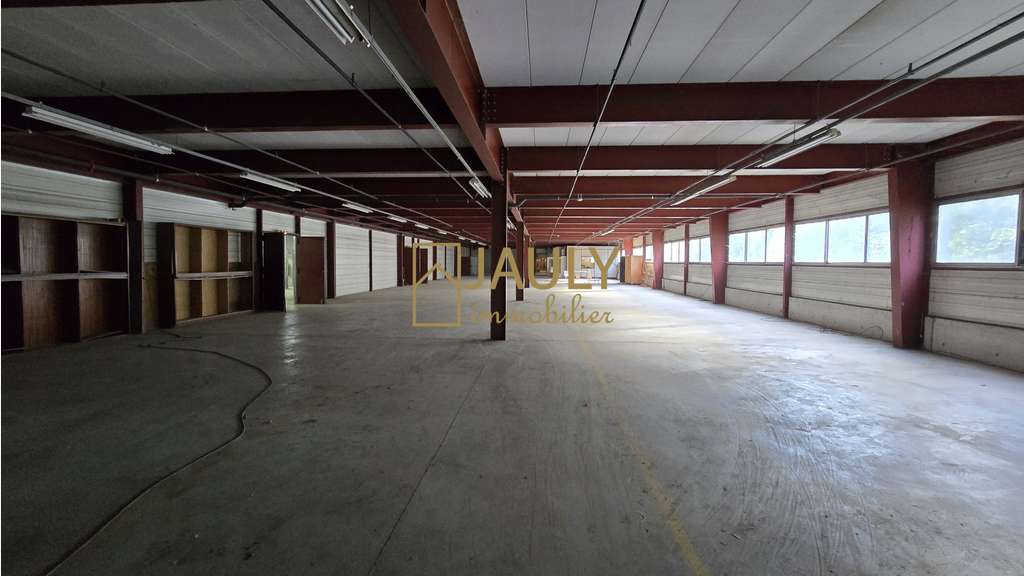 A louer entrepôt rénové 4 540m² à la Ferté-Gaucher