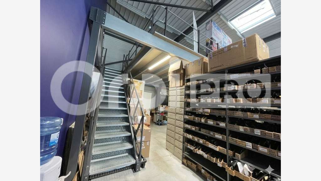A louer local commercial 320m² axe D824 Mées (Dax)
