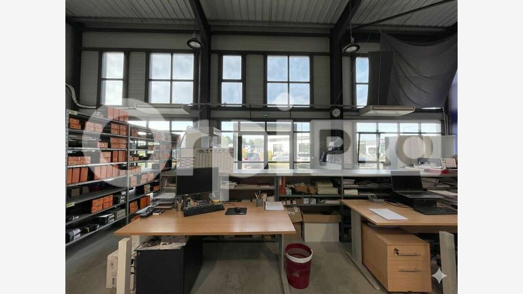 A louer local commercial 320m² axe D824 Mées (Dax)