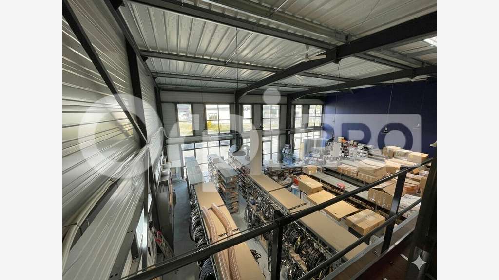 A louer local commercial 320m² axe D824 Mées (Dax)