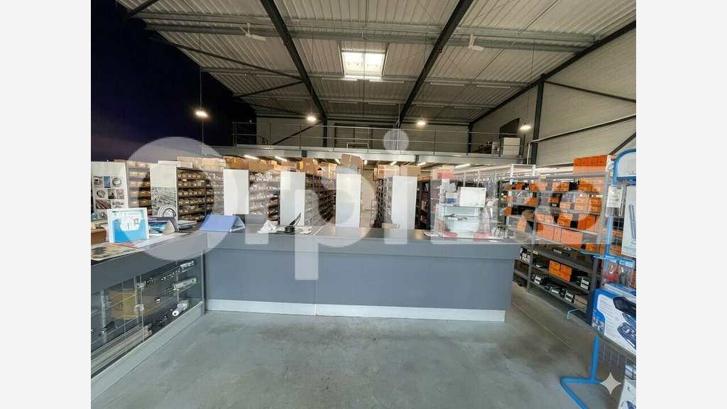 A louer local commercial 320m² axe D824 Mées (Dax)