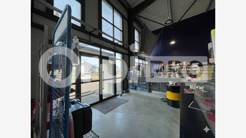 A louer local commercial 320m² axe D824 Mées (Dax)