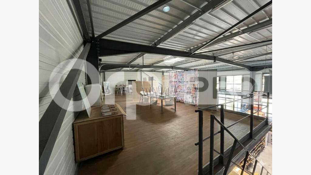 A louer local commercial 320m² axe D824 Mées (Dax)