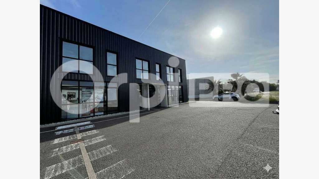 A louer local commercial 320m² axe D824 Mées (Dax)