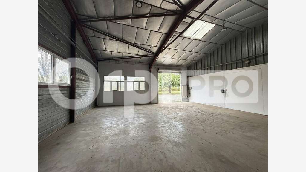 A louer entrepôt stockage 180m² à Mées (40)