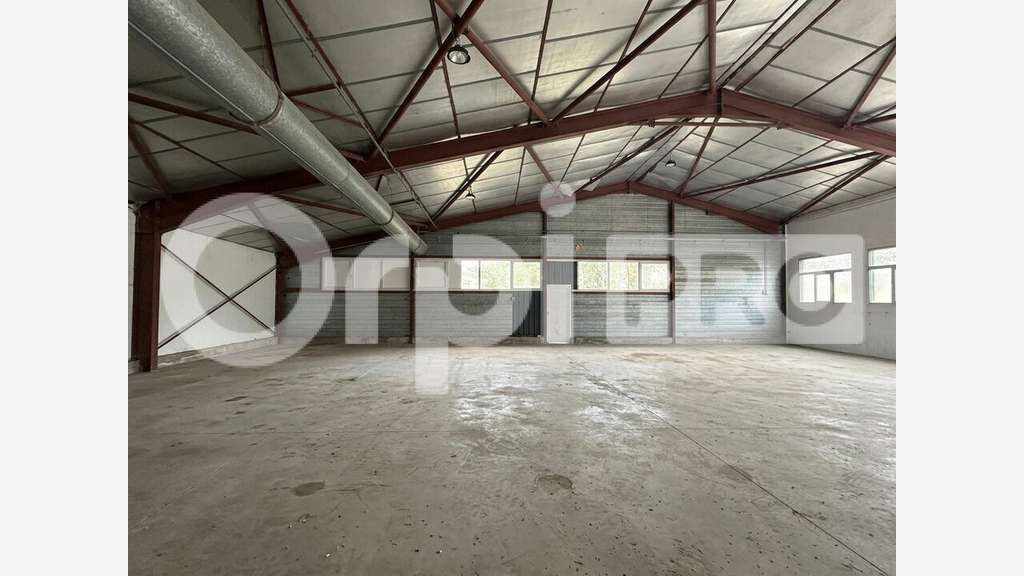 A louer entrepôt stockage 180m² à Mées (40)