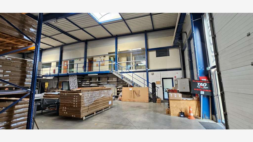A louer local 1200m² à Melesse axe Rennes St-Malo