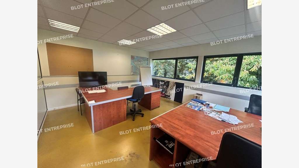 A louer local industriel 1200m² sur 5000m² Melesse