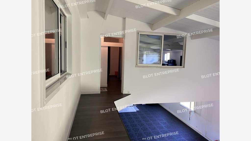A louer local d'activités 335m² en zac à Melesse