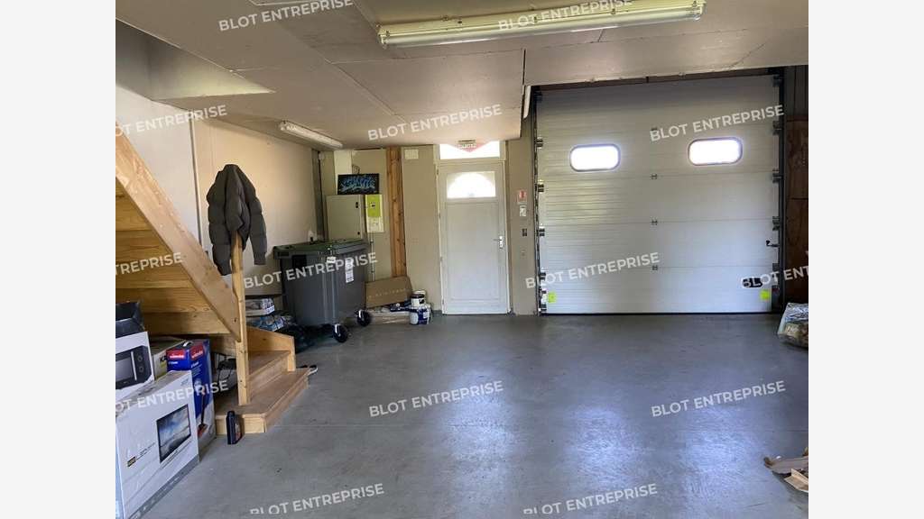 A louer local d'activités 335m² en zac à Melesse