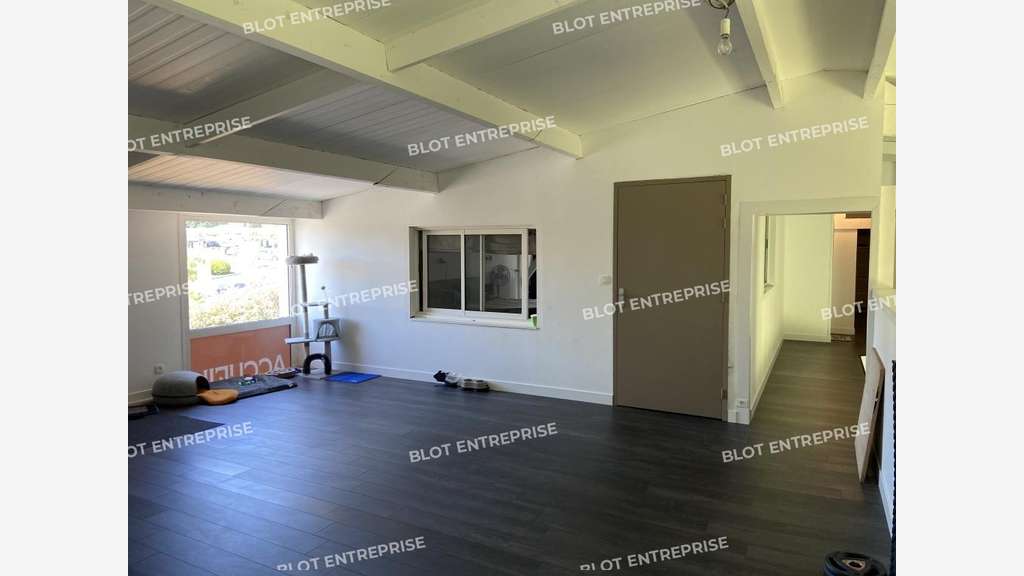 A louer local d'activités 335m² en zac à Melesse