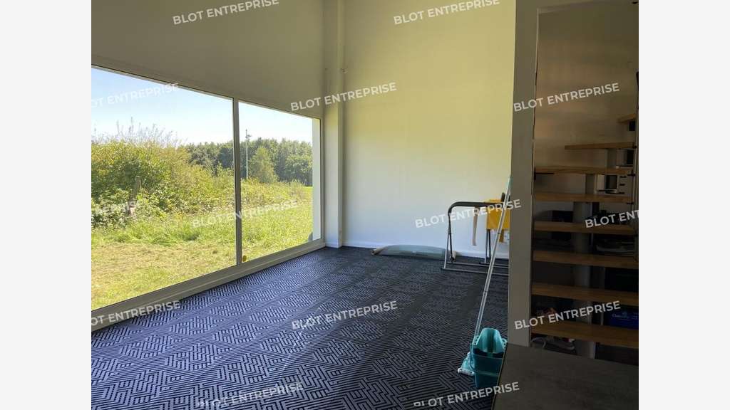 A louer local d'activités 335m² en zac à Melesse