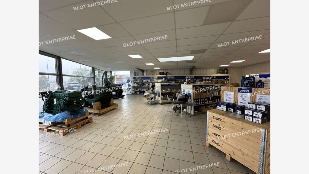 A louer local activité 630m² Mellac accès 4 voies