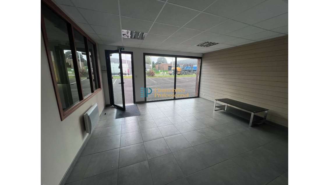 A louer local activité 243m² Mellac zone dynamique