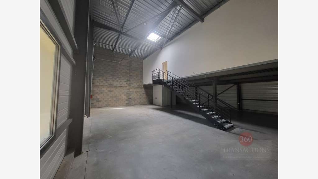 local 293m² avec 100m² de bureau à Mérignac 