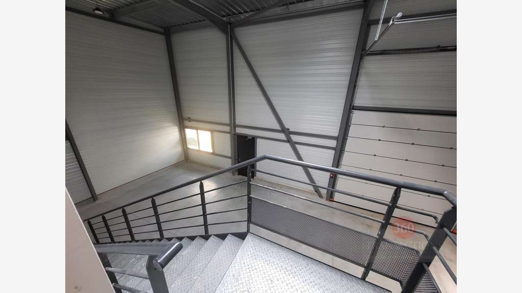 local 293m² avec 100m² de bureau à Mérignac 