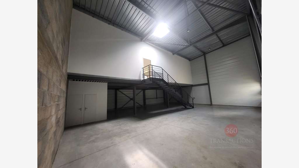 local 293m² avec 100m² de bureau à Mérignac 