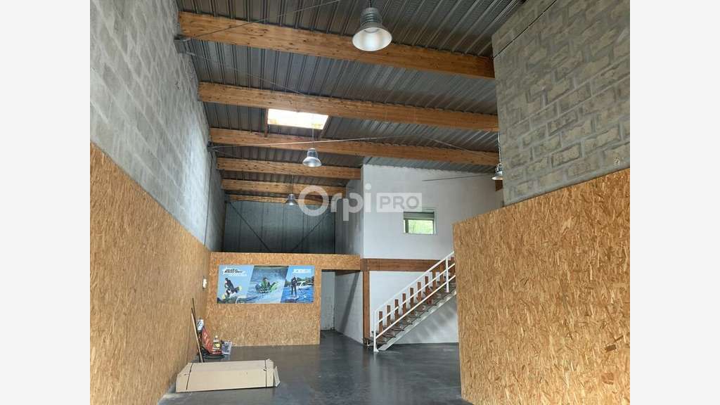 Local 190m² avec bureau à l'étage à Mérignac