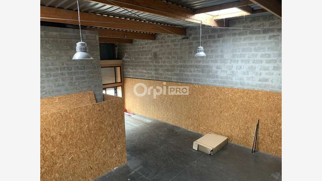 Local 190m² avec bureau à l'étage à Mérignac