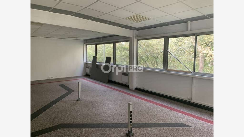 Local 190m² avec bureau à l'étage à Mérignac