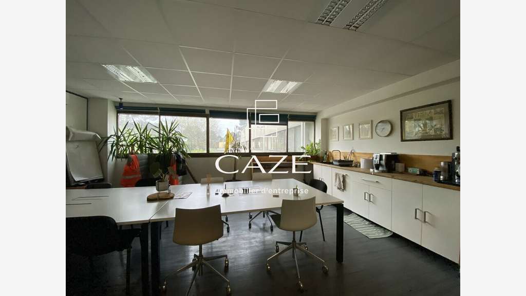 Bâtiment mixte 493m² à louer sortie 11b à Mérignac