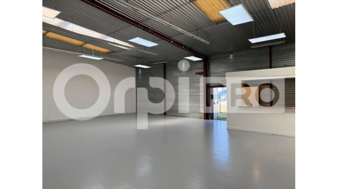 Local d'activité en bon état avec bureau