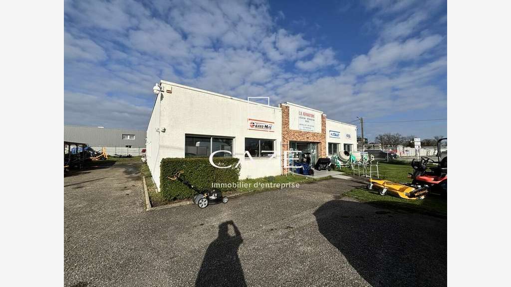 A louer bâtiment avec grand foncier à Mérignac
