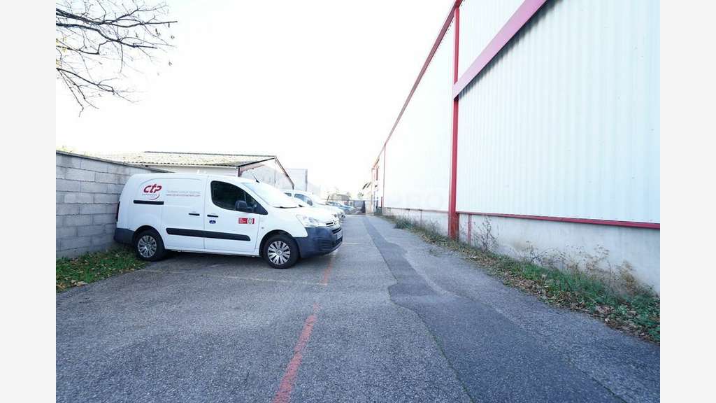 Local d'activité à louer 1336m² à Messimy