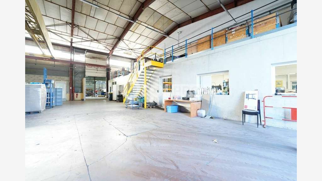 Local d'activité à louer 1336m² à Messimy