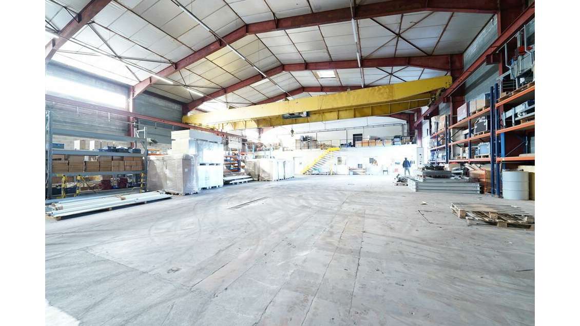 Local d'activité à louer 1336m² à Messimy