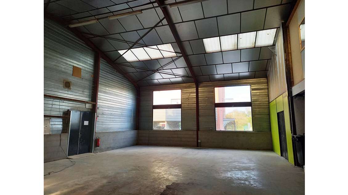 A louer entrepôt 314m² Messimy proche ZAC des Lats