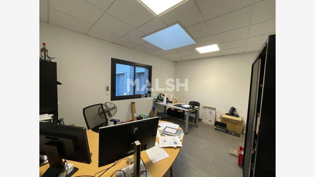 Local 1336m² avec cour ZI des Lats à Messimy