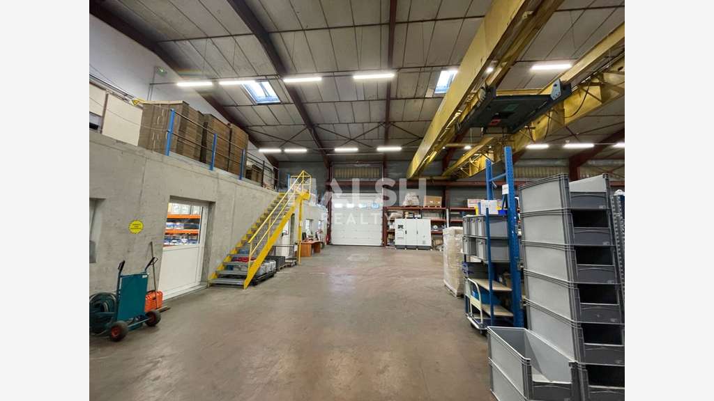 Local 1336m² avec cour ZI des Lats à Messimy