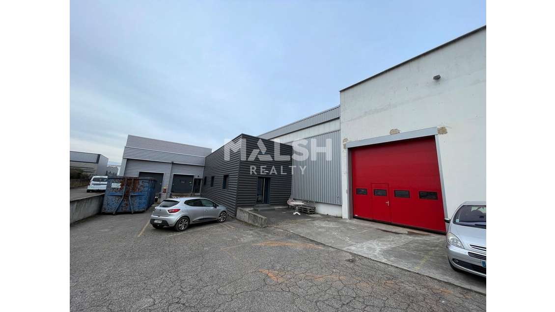 Local 1336m² avec cour ZI des Lats à Messimy