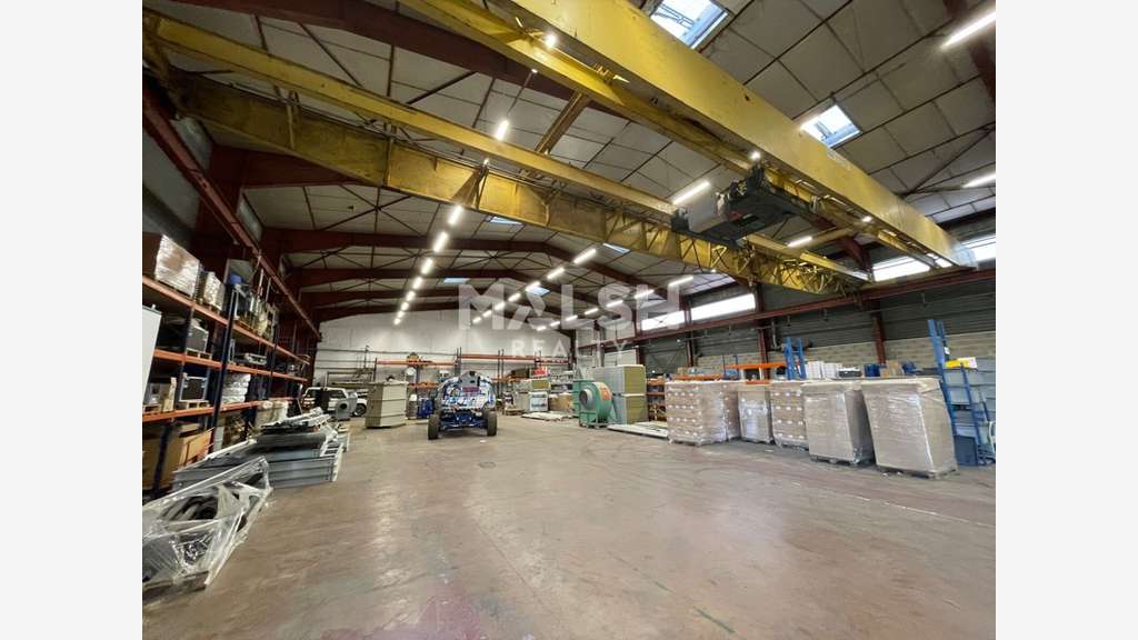 Local 1336m² avec cour ZI des Lats à Messimy