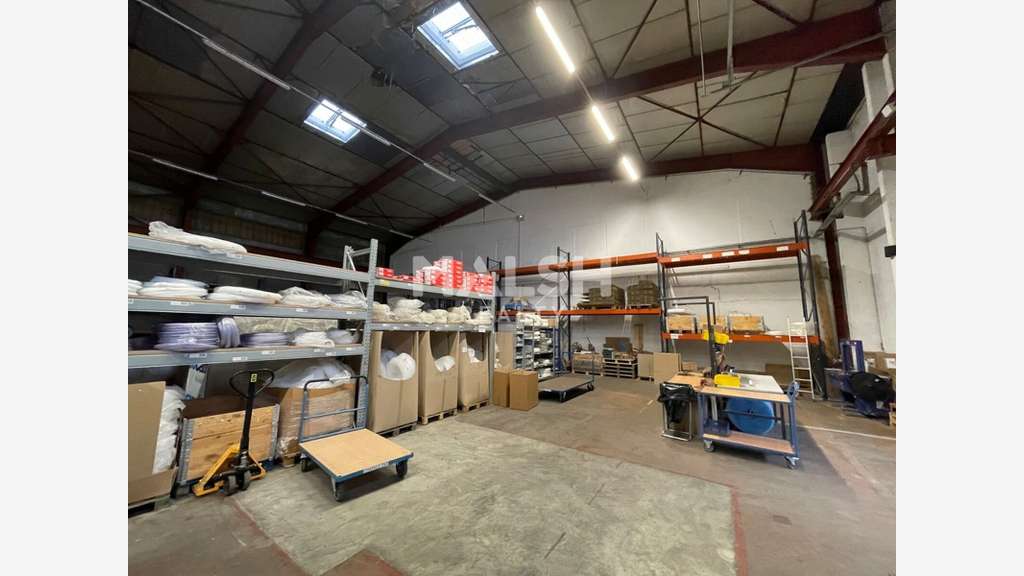 Local 1336m² avec cour ZI des Lats à Messimy