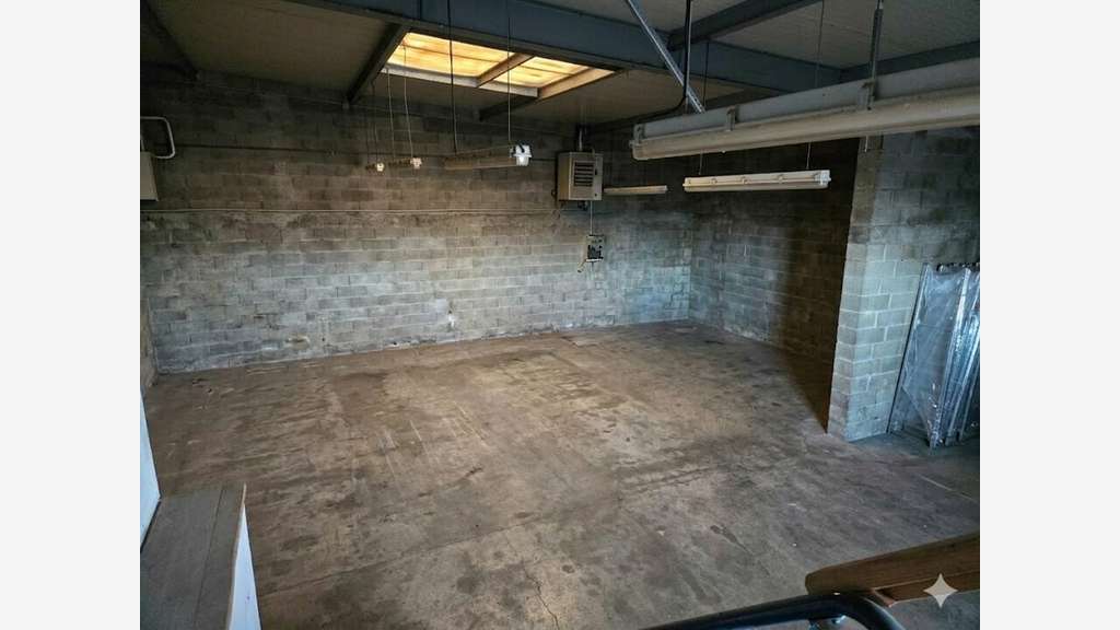 A louer entrepôt 155m² Messimy zone artisanale