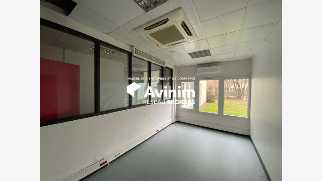 A louer locaux indépendants 953m² à Meylan